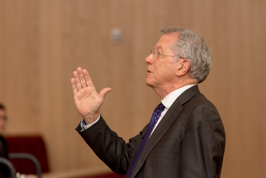 Sir David King speaking to students and staff at the University of Nottingham , side profile.